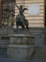 leone a sinistra dell'ingresso, Luigi De Luca